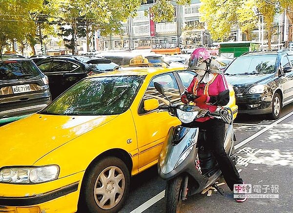 新北市將推動「以分計費」路邊收費模式，透過App計算時間與GPS定位，彌補人工無法以分計費的缺點。（圖／記者葉德正翻攝）