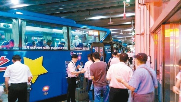 中秋節連假今天開始，首都客運於連假期間台北往返宜蘭的國道客運路線實施優惠票價。 圖／首都客運提供