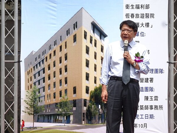 屏東長潘孟安今天出席恆春旅遊醫院舊醫療大樓拆除典禮,致詞時有而感發說:「我的臉最近變黑了!」,譬喻遭人抺黑。記者潘欣中/攝影