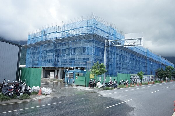 花蓮縣府在新城鄉興建青年住宅,7棟建物陸續動工中,但是中籤戶承購意願不高。記者王燕華/攝影