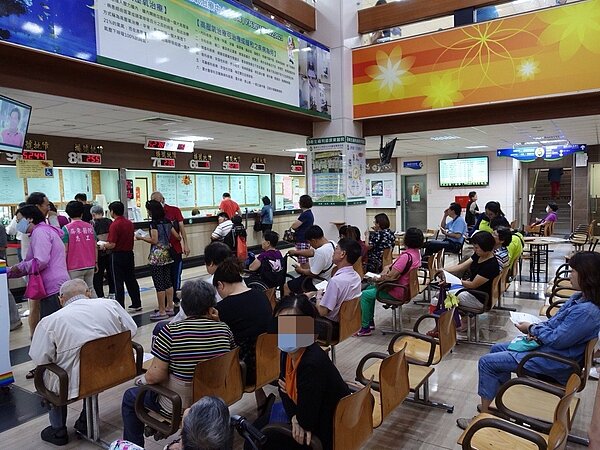 最近到醫院看診的民眾增加不少。圖/本報資料照