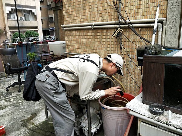 防疫人員於台中市個案活動地執行孳生源查核。圖/疾管署提供