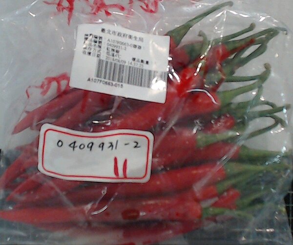 台北市衛生局今公布蔬果農藥殘留檢驗結果,「芹菜」及「紅辣椒」各1件檢出3項殘留農藥。圖/台北市衛生局提供
