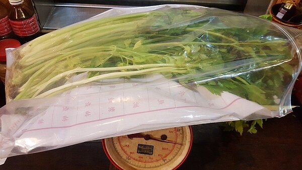 台北市衛生局今公布蔬果農藥殘留檢驗結果,「芹菜」及「紅辣椒」各1件檢出3項殘留農藥。圖/台北市衛生局提供