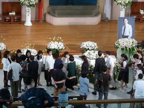 不當黨產委員會委員國民黨前發言人楊偉中8月30日在庫克群島溺水辭世,因基督教信仰,在親友自發協助下,上午於台北市懷恩堂舉辦追思會,政界、社運界與媒體界友人齊聚一堂,以音樂與影像方式,悼念楊偉中最後身影。記者周志豪/攝影