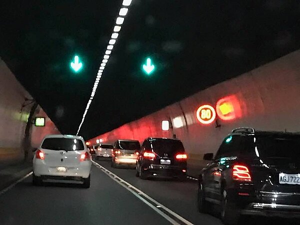 昨天晚上11時國五塞爆。記者吳淑君／攝影