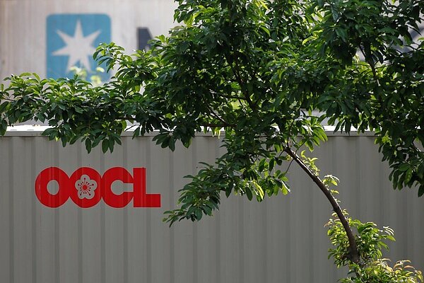 中國遠洋運輸集團收購「香港東方海外國際」(OOCL),有市議員參選人質疑中資滲透高雄港,籲政府查明。圖為在香港的貨櫃集運場。 圖/路透