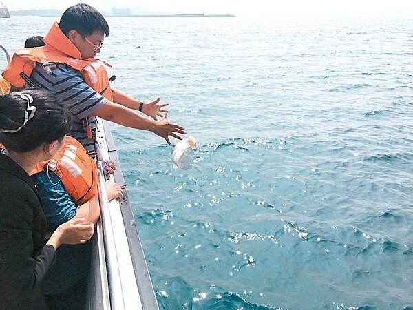 新北市昨天在八里渡船頭舉行今年最後一場海葬,18位先行者圓滿安息大海。 記者陳珮琦/翻攝