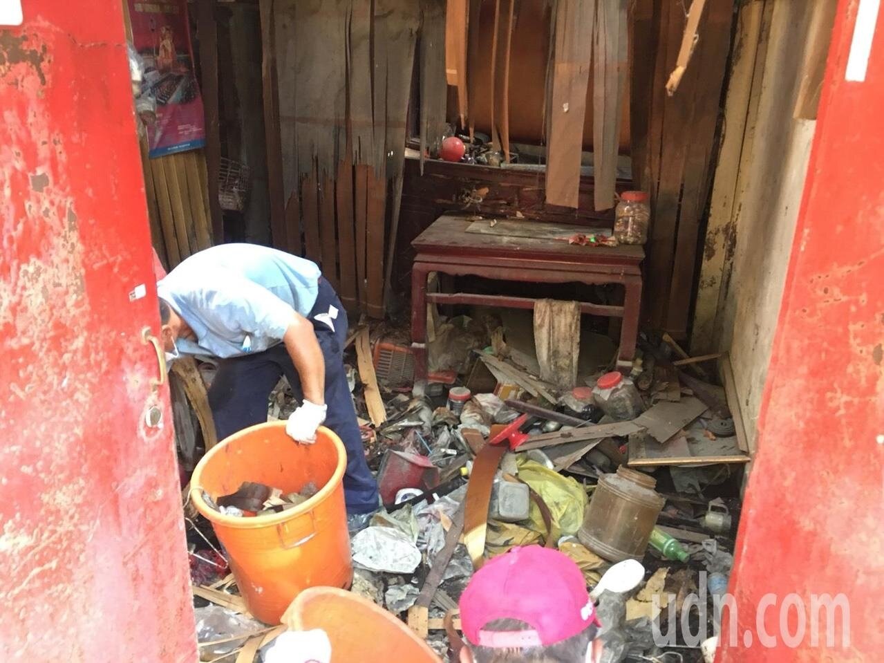 中秋連續假期,國立崇實高工不得閒,忙著清運代管的舊宿舍區沒人居住的占住戶內外環境。記者何烱榮/攝影