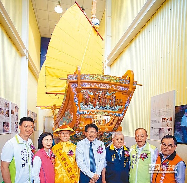 東隆宮展出1/2比例大小的王船讓民眾觀賞。(潘建志攝)