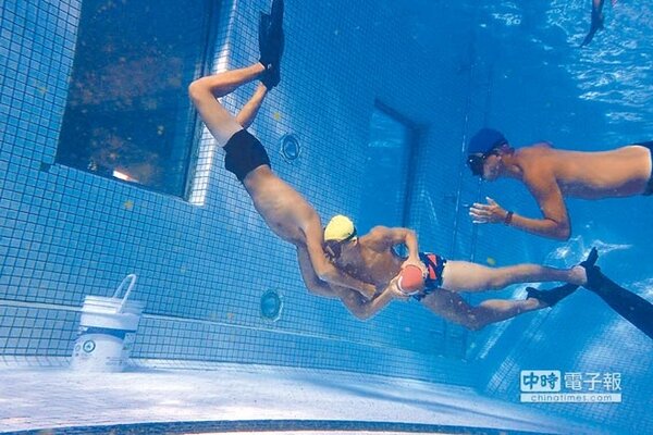 水下大隊進行「水中橄欖球訓練」。（水下大隊提供）

