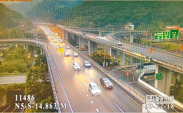 中秋3天連假第1天,國道五號南下車道坪林端的雪山隧道入口湧現車潮。(坪林行控中心提供)