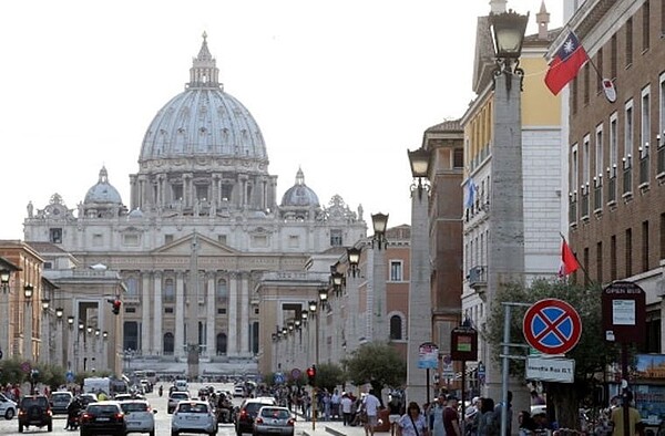 中國大陸發動「限梵令」,點名凡組織遊客赴梵蒂岡與帛琉等國家,將受到嚴厲處罰。圖為中華民國駐梵蒂岡大使館屋頂上的青天白日滿地紅國旗。 本報資料照片