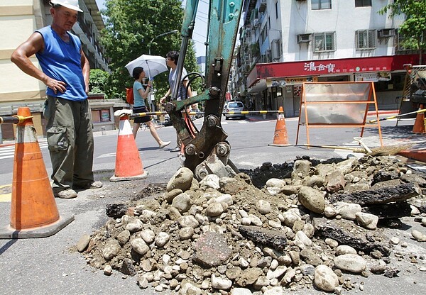 即日起全台約269萬名職業工會會員,只有在自身月平均投保金額成長率達4.5%,才會調漲最低投保金額。圖/聯合報系資料照