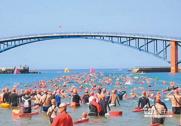 泳渡澎湖灣今年最熱鬧，「2018泳渡世界最美麗海灣－澎湖灣」22日登場，號召全台1600多名長游好手征服澎湖海泳。（陳可文攝）
