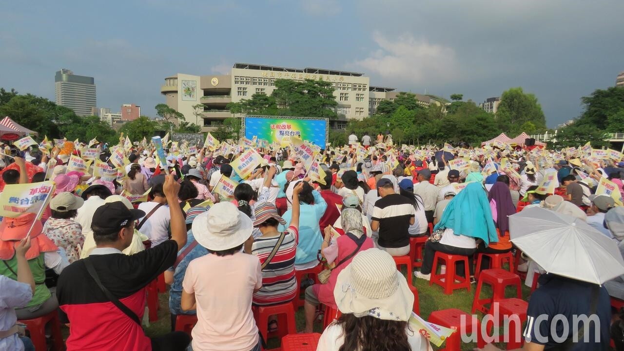 法稅改革點亮台灣 桃園場活動，吸引大批民眾前來參與，共同呼籲政府法稅真改革，良心救台灣。記者張弘昌／攝影