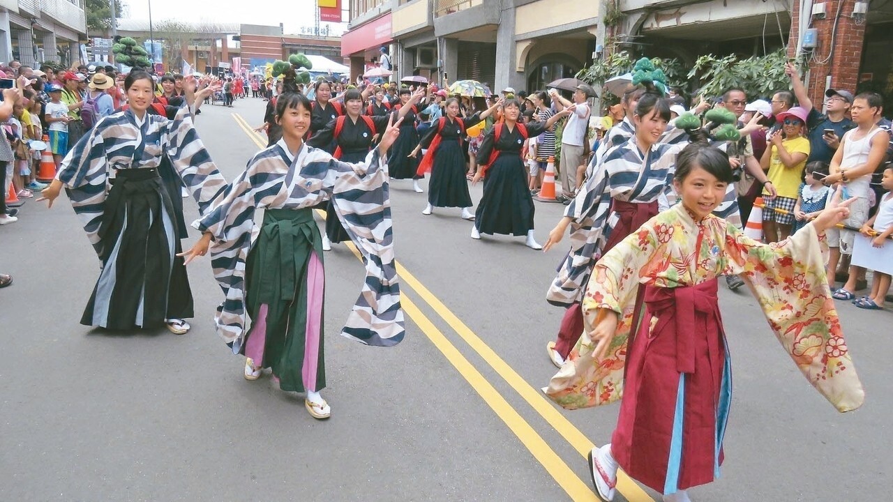 桃園地景藝術節在楊梅富岡老街，舉行國際交流踩街遊行，日本香川高松西高等學校，帶來結合書法的盆栽體操舞蹈，可愛模樣很吸睛。 記者張弘昌／攝影