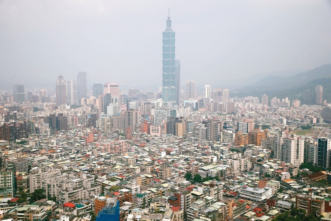 空屋率是房市重要參考指標，圖為從高處俯瞰台北市大安、信義區的建築物。 記者高彬原／攝影