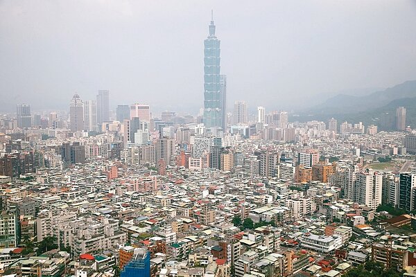 空屋率是房市重要參考指標,圖為從高處俯瞰台北市大安、信義區的建築物。 記者高彬原/攝影