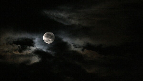 今年中秋節想賞月,中南部民眾較有機會。 圖/聯合報系資料照片