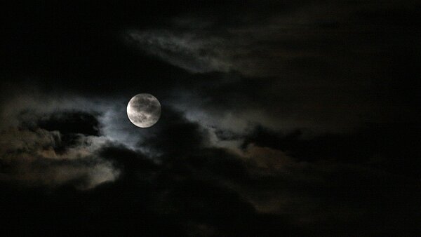 今年中秋節想賞月,中南部民眾較有機會。 圖/聯合報系資料照片