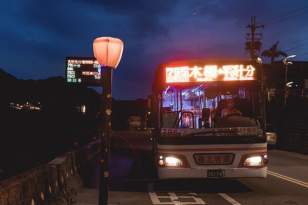 平溪十分寮橋站設置全台第一座天燈造型智慧站牌。圖/新北市政府提供