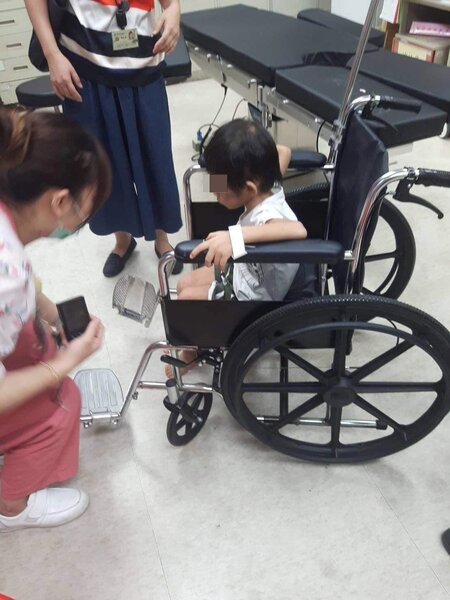男童昨天被母親帶往台大醫院新竹分院檢查。圖／翻攝自爆料公社
