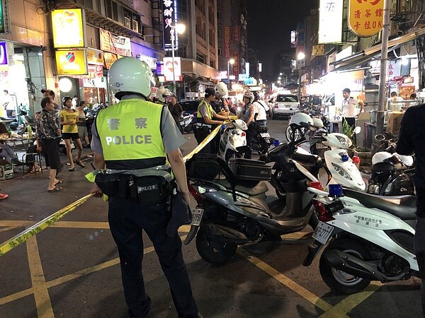 北市一名男子晚間在萬華烤肉時,疑被人持槍射傷,警方到場調查。 記者李隆揆/翻攝