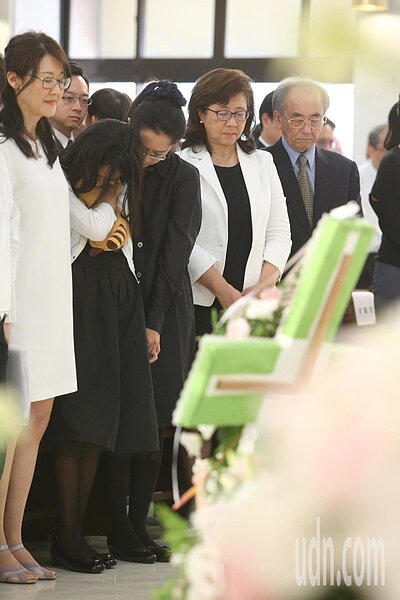 楊偉中最疼愛的獨生女目前就讀國小6年級,父女感情深厚,陳以真昨天在告別式上不時安撫女兒情緒,陳以真父母陳鏡堯夫婦也出席。本報資料照