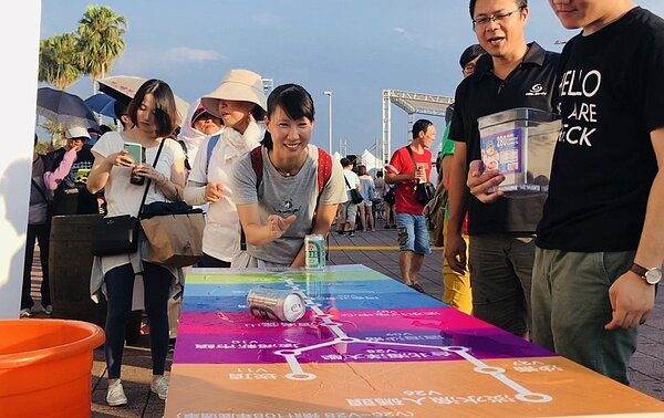 2018新北啤酒節昨、今2天在淡水漁人碼頭熱鬧登場,舉辦推啤酒遊戲,結合淡海輕軌各站點資訊,希望讓民眾玩得開心,順便認識淡海輕軌。圖/新北市捷運工程局提供