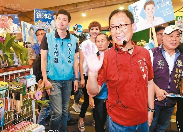國民黨台北市長參選人丁守中（右二），昨天前往建國花市拜票。 記者黃義書／攝影
