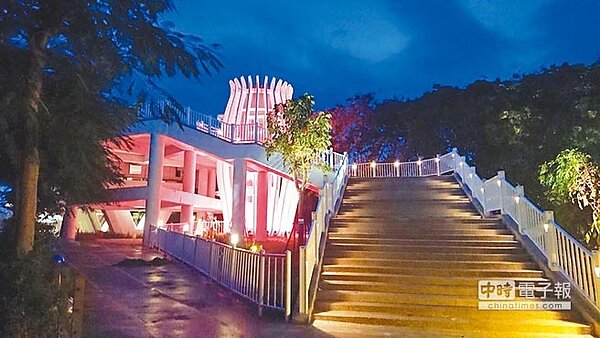 后里園區「花舞館」日前先行試燈,從晚霞到天黑的園區展現不同的光感意境。(陳世宗翻攝)