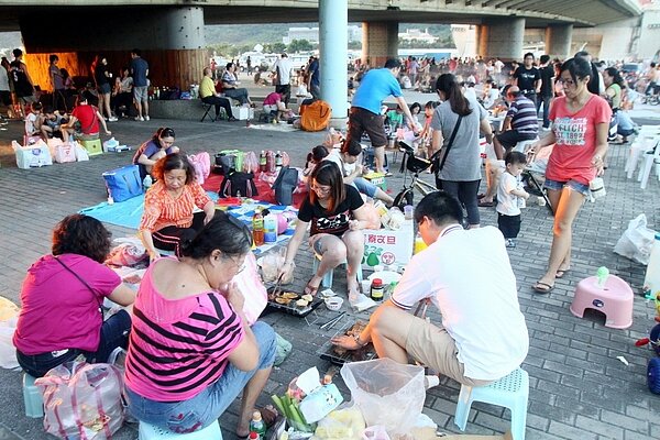 民眾在台北大佳河濱公園大直橋下烤肉。 聯合報系資料照片/記者趙文彬攝影