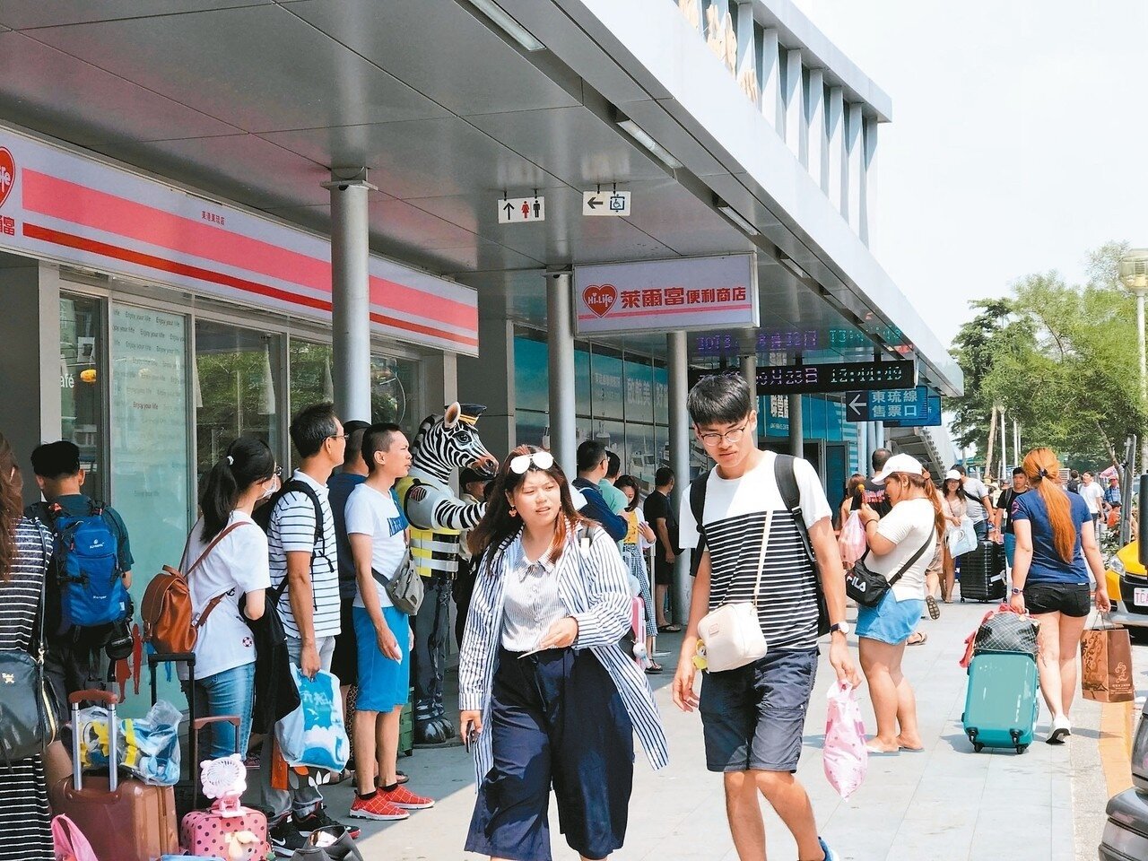 東琉線候船大廳上午就開始湧現旅客人潮。 記者蔣繼平/攝影