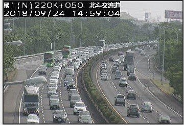 國道一號中部路段今天下午湧現車潮。圖／翻攝高速公路局即時路況資訊
