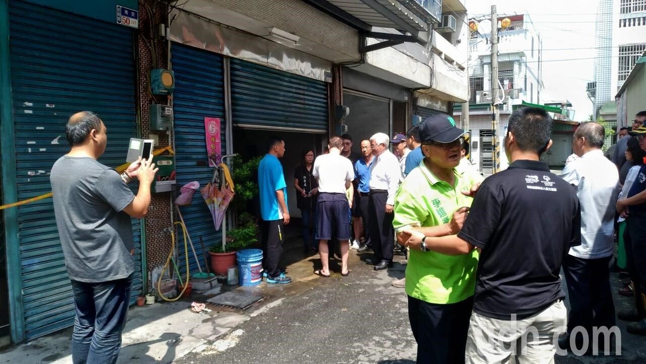 中秋悲劇，雲林縣莿桐鄉今天上午近8時民宅發生大火，消防人員救出母子三人時不治，送醫搶救後的媽媽與哥哥已在9時許恢復呼吸心跳，仍在搶救中。記者邱奕能／攝影