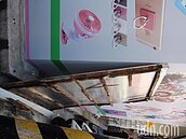 禍從天降！疑風大招牌突砸落　3人慘被壓傷