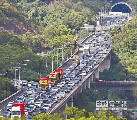 中秋連續假期最後一天,國道湧入了返鄉的車潮,造成部分路段擁塞回堵不斷,圖為國三木柵交流道也塞滿了車流。(季志翔攝)