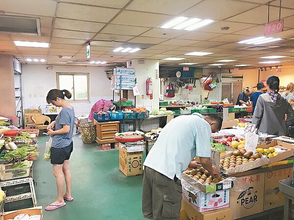 昨為中秋連假最後一天,傳統市場的買氣冷清。 記者張世杰/攝影