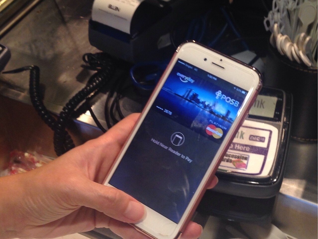 萬事達卡表示，自今、2018年10月起，將允許全球接受萬事達卡的商店自行決定，是否在實體店面刷卡交易時「要求持卡人簽名」。記者孫中英／攝影