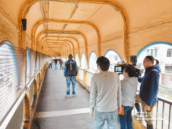 基隆市「中山陸橋」是許多基隆人的共同記憶，且自從名導演侯孝賢在此取景拍攝《千禧曼波》、藝人舒淇走在橋上的回眸畫面，從此讓中山陸橋聲名大噪。（基隆市政府提供）
