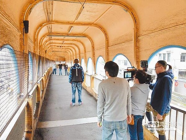 基隆市「中山陸橋」是許多基隆人的共同記憶，且自從名導演侯孝賢在此取景拍攝《千禧曼波》、藝人舒淇走在橋上的回眸畫面，從此讓中山陸橋聲名大噪。（基隆市政府提供）
