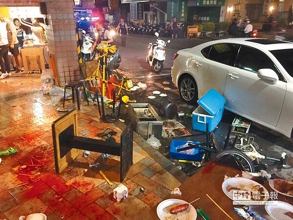 汐止區明峰街發生鬥毆事件,現場桌椅亂飛、血跡斑斑。 (宋原彰翻攝)