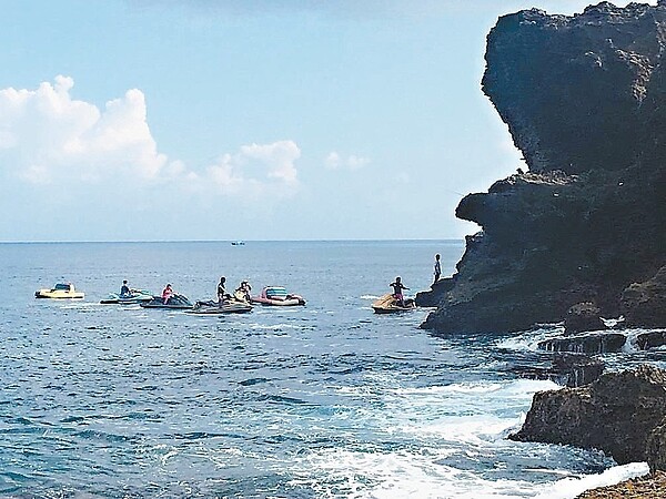 墾丁貓鼻頭海域昨天下午傳出一名釣客落海受傷，民間威鯨救難協會立即騎水上摩托車從海上協助。 圖／屏縣消防局提供