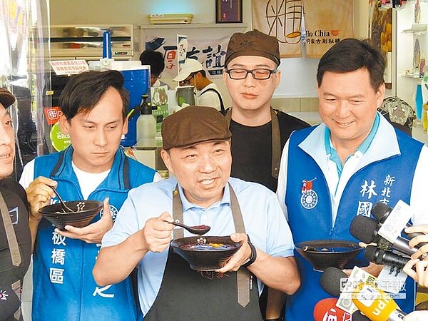 蘇貞昌對里長拍肩、拍肚引發爭議,侯友宜(中)呼籲老縣長要苦民所苦。(葉書宏攝)