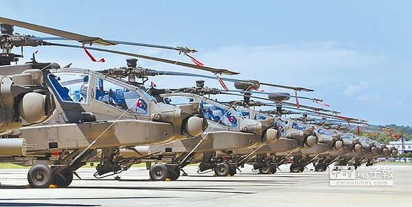 為直升機保存戰力，陸軍決在台東建新基地。圖為7月陸軍航空第601旅AH-64E阿帕契直升機成軍典禮。（本報資料照片）

