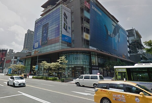 FOREVER 21信義店熄燈。(圖/截自Google Map)