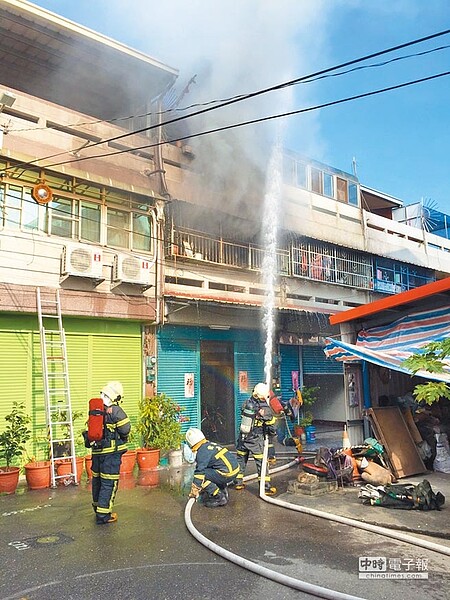 莿桐鄉一處3層樓民宅傳出火警，母子2人搶救回心跳，女兒卻不治身亡。（周麗蘭翻攝）