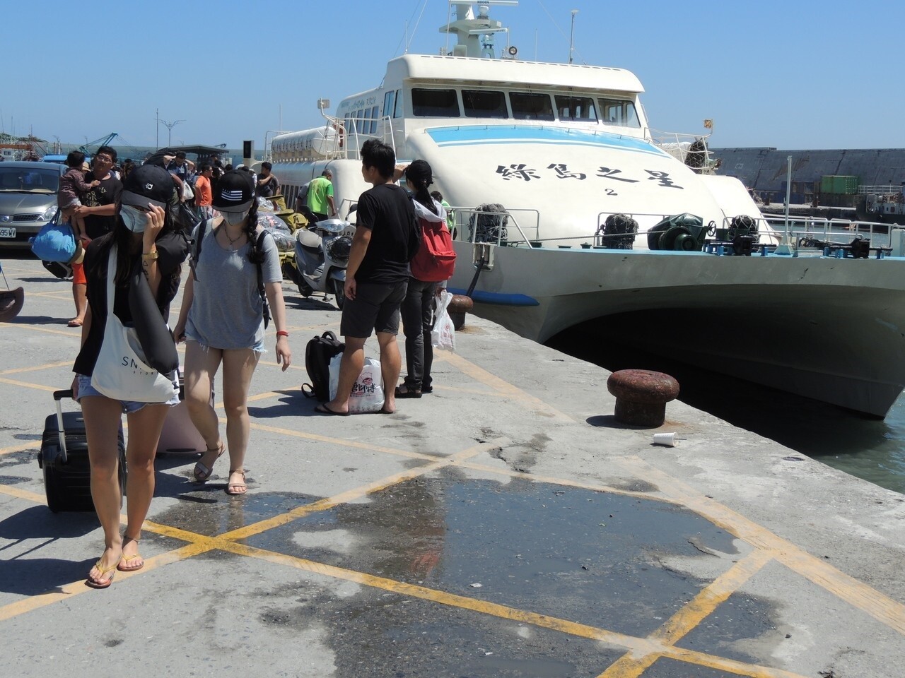 受潭美颱風外圍環流影響，今天客輪業上午從蘭嶼及綠島疏運近千名遊客回台灣。記者羅紹平／攝影