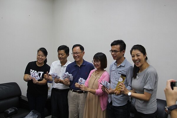 國民黨台北市長參選人丁守中一區一造勢活動將起跑,北市12區黨部後援會從29日起陸續成立,每行政區舉行一場造勢大會,丁守中下午到電台錄製各區後援會成立的廣播車宣傳音檔。記者楊正海/攝影